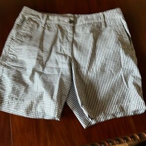 Talbots Size 6 Relaxed Chino Shorts. 7” inseam. 17” waist. 16” total length.EUC